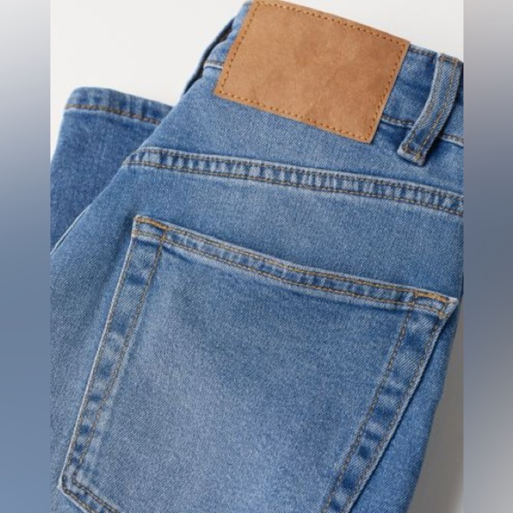 H&M High Rise Mom Jeans - Picture 2 of 8